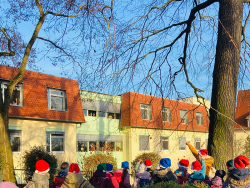Weihnachtlicher Kinderchor begeistert Patient:innen und Mitarbeitende