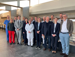 Team des Kompetenzverbund Alterstraumatologie Elbtal (v.l.n.r.): Oberarzt Michael Gatzsche (ELBLANDKLINIKEN), Steffi Vogel (Auditorin, GeriZert), Jörgen Weber (Leiter Qualitätsmanagement ELBLANDKLINIKEN), Benjamin Becker (Verwaltungsdirektor ELBLANDKLINIKUM Radebeul), Iris Große (Referentin der Geschäftsführung und des ärztlichen Direktors FGR), Susanne Bauer (Qualitätsmanagement ELBLANDKLINIKEN), Oberärztin Dr. Susanne Giesenberg (ELBLANDKLINIKEN), Chefarzt Dr. Jaroslaw Pyrc (ELBLANDZENTRUM für Orthopädie und Unfallchirurgie der ELBLANDKLINIKEN in Meißen und Radebeul), Rainer Zugehör (Vorstand ELBLANDKLINIKEN), Bianca Svoboda (Pflegedirektorin ELBLANDKLINIKUM Meißen), Chefarzt Dr. Holger Sebastian (Ärztlicher Direktor ELBLANDKLINIKUM Meißen), Chefarzt Dr. Roland Alexander Benedikt Magerstädt (Fachkliniken Radeburg), Prof. Dr. Lorenz Hofbauer (Ärztlicher Direktor Fachkliniken Radeburg), Dr. Laura Johanna Görgens (Geschäftsführerin Fachkliniken Radeburg), Chefarzt Dr. Moritz Brandt (Neurologie ELBLANDKLINIKUM Meißen), Dr. Matthias Hagen Lakotta (Geschäftsführender Direktor Recura Kliniken SE)